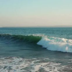 ساحل دریا همراه با موج