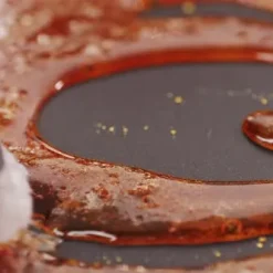 دانلود فوتیج نمای نزدیک از شکر جوشان با حباب تبدیل به کارامل