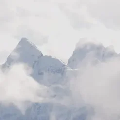 دانلود فوتیج پس‌زمینه منظره طبیعت پوشیده از برف و ابر