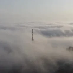 دانلود فوتیج مجموعه برج های مخابراتی بیرون آمده از مه غلیظ