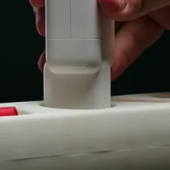 دانلود فوتیج نمای نزدیک از وارد کردن دوشاخه به سه‌راهی برق