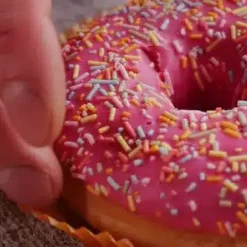 دانلود فوتیج دونات صورتی با شیرینی پاشیده شده