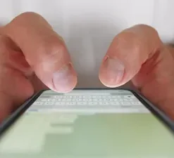 دانلود فوتیج زن در حال چت آنلاین با تلفن هوشمند