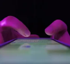 دانلود فوتیج زن در حال چت آنلاین با تلفن هوشمند