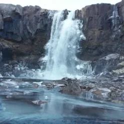 دانلود فوتیج تصویر هلی شات از یک آبشار