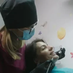 دانلود فوتیج نگاه کردن متخصص ارتودنسی به دندان‌های بیمار خود