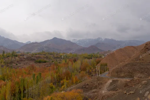 دانلود عکس با کیفیت مسیر جاده کوهستانی در پاییز در ایران